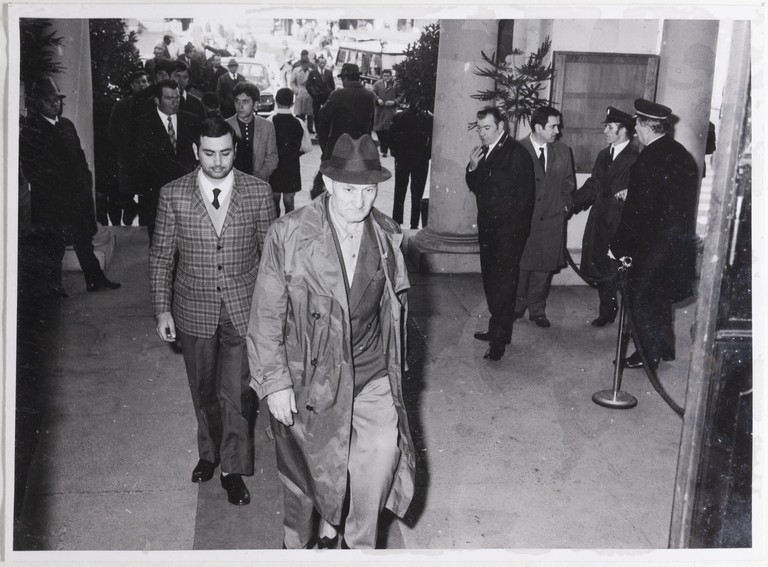 Gattatico-Reggio Emilia, 27-30 marzo 1970, Funerali di Alcide Cervi, ingresso alla Sala del Tricolore dove è allestita la camera ardente